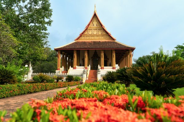 Comment organiser une visite des temples bouddhistes au Laos ?