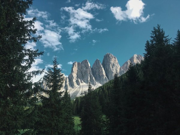 Quels sont les secrets pour une randonnée réussie dans les montagnes des Dolomites, Italie?